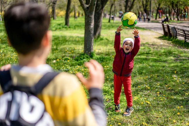 barn som leker med ball kurs barn med nevrologiske utfordringer