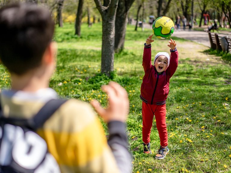 barn som leker med ball kurs barn med nevrologiske utfordringer