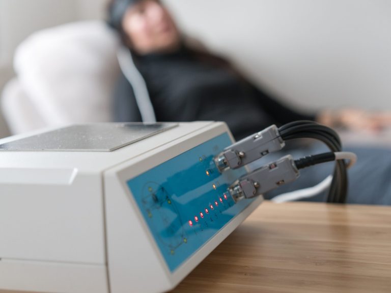Neuro feedback patient being tested by doctor Kvantemedisin behandling hos en MNKM Terapeut